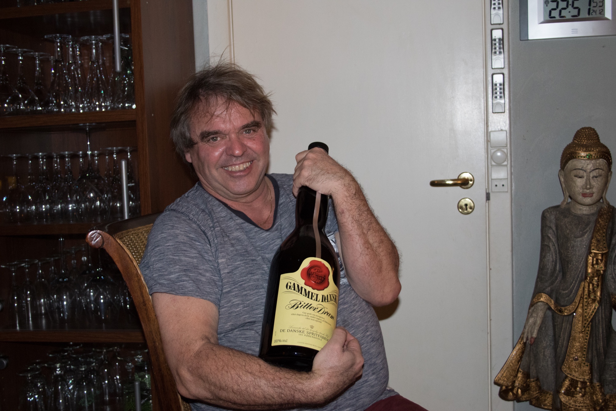 Et billede, der indeholder person, indendørs, opbevarer, kvinde

Automatisk genereret beskrivelse